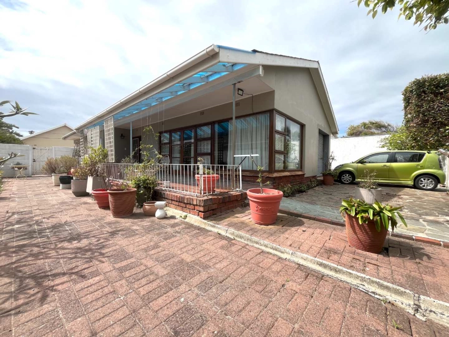 4 Bedroom Property for Sale in Lakeside Western Cape